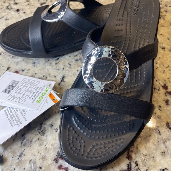 crocs sanrah hammered circle wedge sandal